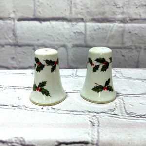 Vintage Lefton Christmas Holly Berries‎ Salt & Pepper Shaker Set